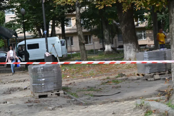 Поблизу луцького ЦУМу облаштовують сквер