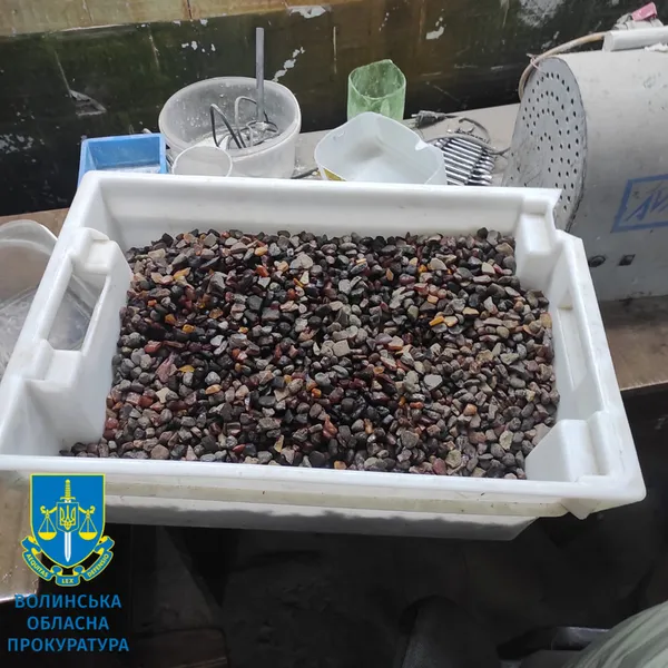 На Волині викрили підпільний цех з обробки бурштину (фото)