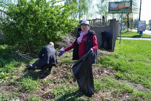 Луцькі муниципали зібрали на Львівській більше півсотні пакетів сміття (фото)