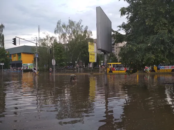 У Луцьку біля «Салюта» у «водяному полоні» опинилася швидка (фото)