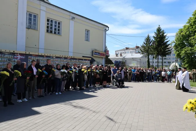 У Луцьку попрощались із загиблим на Луганщині Олександром Юзвою (фото)