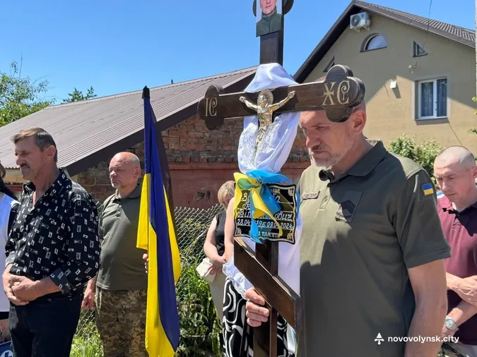 У Нововолинській громаді попрощались із 45-річним Героєм Василем Зарембою (фото)