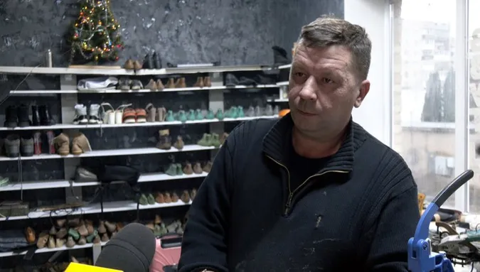 Чоботар з Луцька безплатно ремонтує берці, рюкзаки та плитоноски для військових (відео)