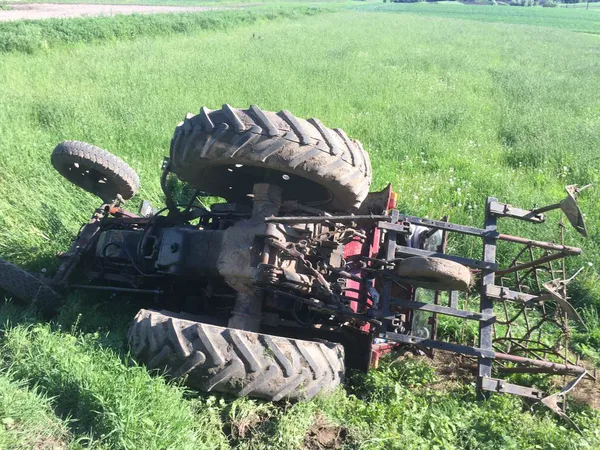 На Волині в полі перекинувся трактор: водія діставали рятувальники (фото)