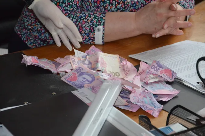 На Волині працівницю митниці оштрафували на 17 тисяч за тисячу гривень хабаря