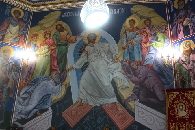 У Луцькій цвинтарній церкві освятили нові розписи (фото)