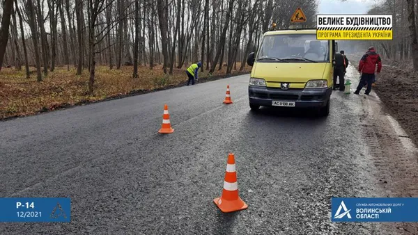 Між селами Озеро та Тростянець заасфальтували дорогу (фото, відео)
