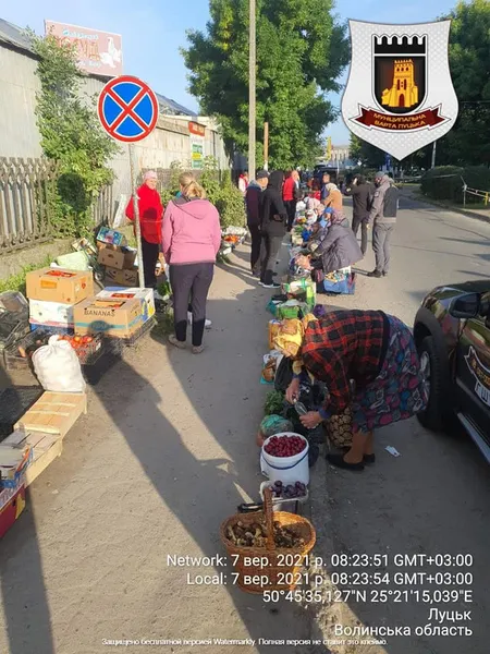 У Луцьку муніципали розігнали стихійних торговців біля автостанції (фото, відео)