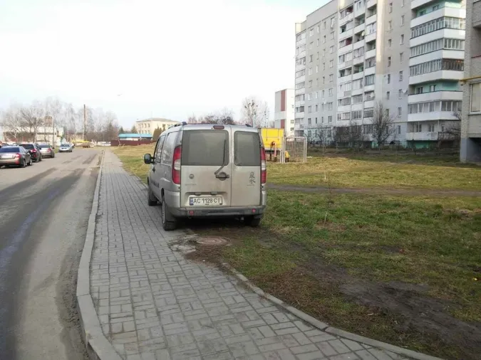 Луцькі муніципали «полюють» на порушників правил паркування (фото)