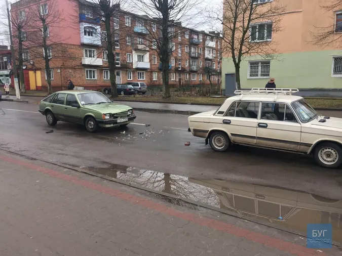 Пропустили пішохода: на Волині зіткнулися три автівки (фото)