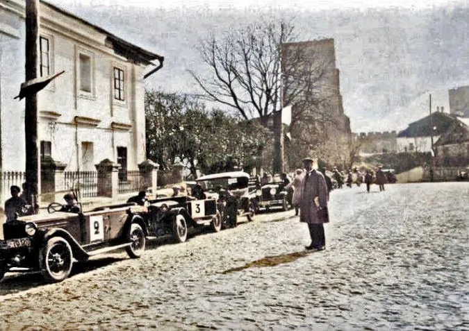 На яких автівках каталися члени волинського автомобільного клубу у 1930-х роках (фото)