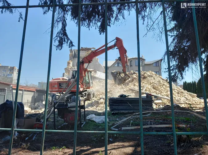 Залишилася купа цегли: коли у Луцьку повністю знесуть будинок на Ярощука (фото)