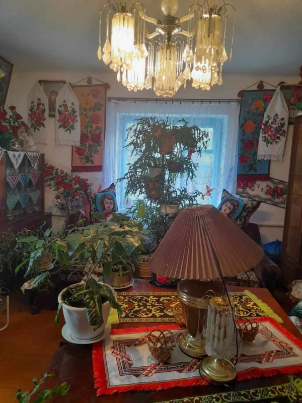 Показали квітковий всесвіт вишивальниці з волинського села (фото)