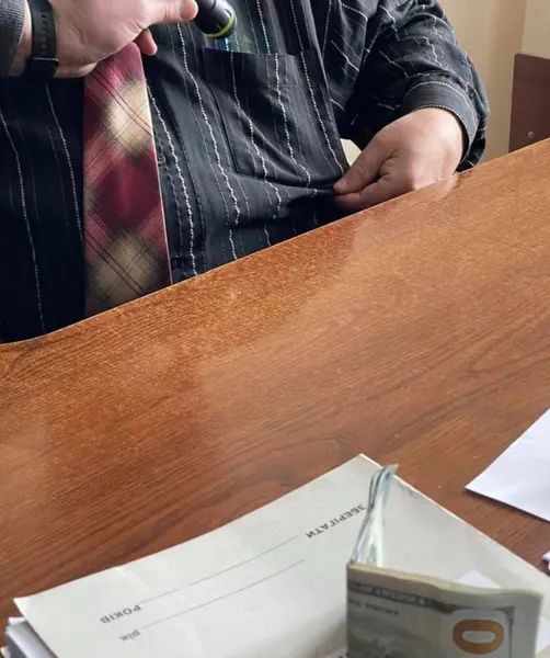 На Волині адвокату, який підбурював клієнта дати хабаря судді, повідомили про підозру