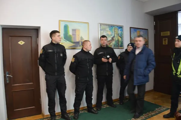 У Луцькраді – поліція: депутати досі скандалять (фото, відео)