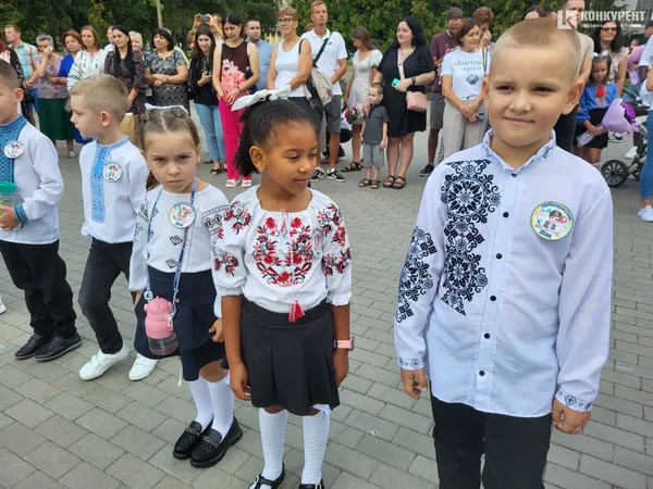 1 вересня у луцькому ліцеї №10: лінійка для першачків та випускників (фото)