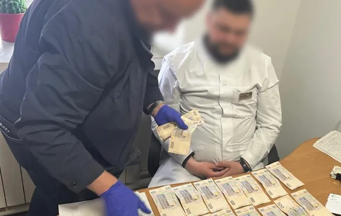 Хабар у 70 тисяч: подробиці затримання завідувача луцької психлікарні (фото)