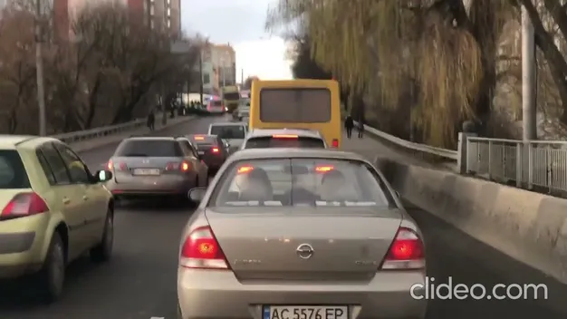 «Жигулі» ледь не злетіли з мосту: у Луцьку на Ковельській аварія (відео)