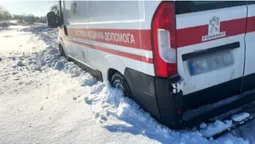 У селі на Волині застрягла у снігу «швидка», яка везла в лікарню хворого (фото)