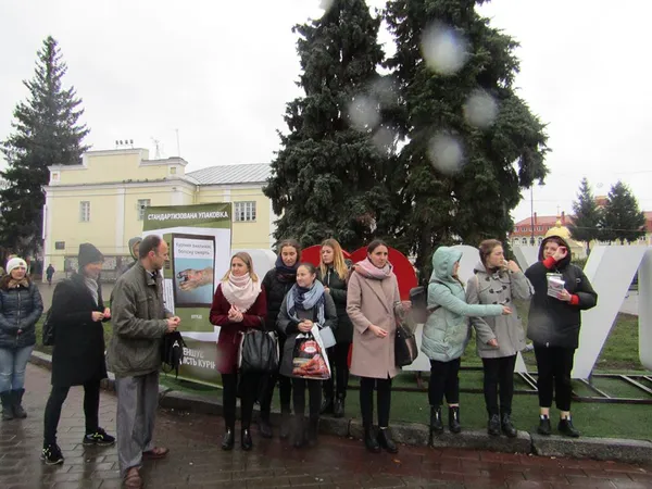 Волиняни просять випускати сигарети без лого і з зображенням хвороб (фото)