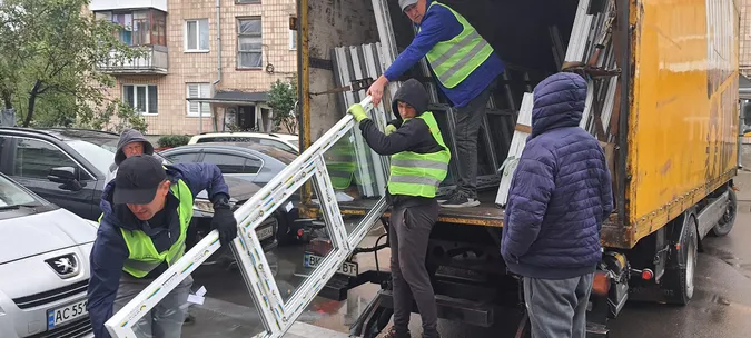 У Луцьку безкоштовно замінили понад 130 вікон у будинках, які постраждали від атаки рф (фото)