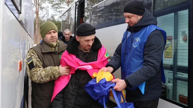 Ще 300 українських воїнів повернулися з ворожого полону додому