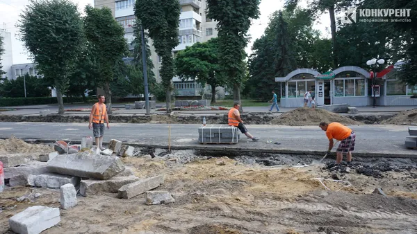 Встановлюють нові бордюри: що коїться на проспекті Волі у Луцьку (фото)