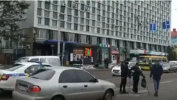 У Луцьку патрульні допомогли дідусеві безпечно перейти дорогу (відео)