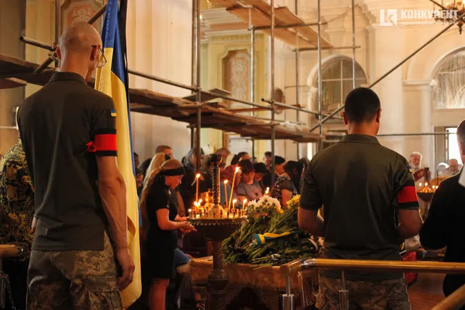 Віддали життя за нас: Луцьк на колінах попрощався з двома захисниками (фото, відео)