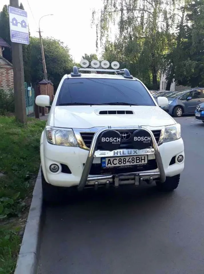 У Луцьку не можуть вивезти сміття через припаркований позашляховик (оновлено)