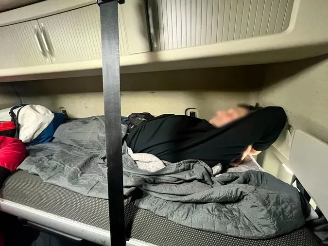 Сховався під ковдрою: у ліжку далекобійника з Польщі знайшли волинянина (відео)