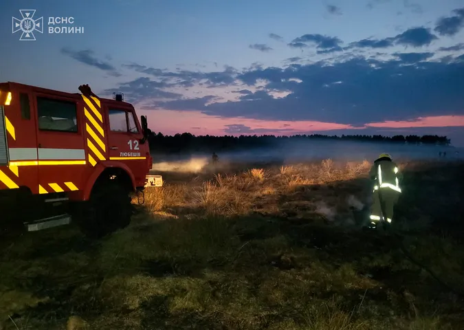 Гасили до ночі: на Волині горять осередки торфу (фото)