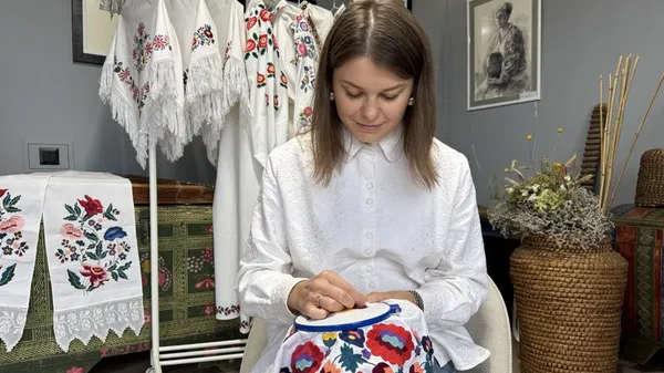 Волинянка вишила сорочку бабусі, у якій її похоронили (відео)