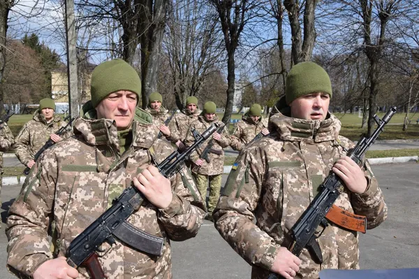 «Рано чи пізно довелося б одягнути форму»: історії лучан, які поповнили лави прикордонників (фото)