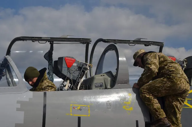 Небо під контролем: як у Луцьку тренуються пілоти винищувачів (фото)