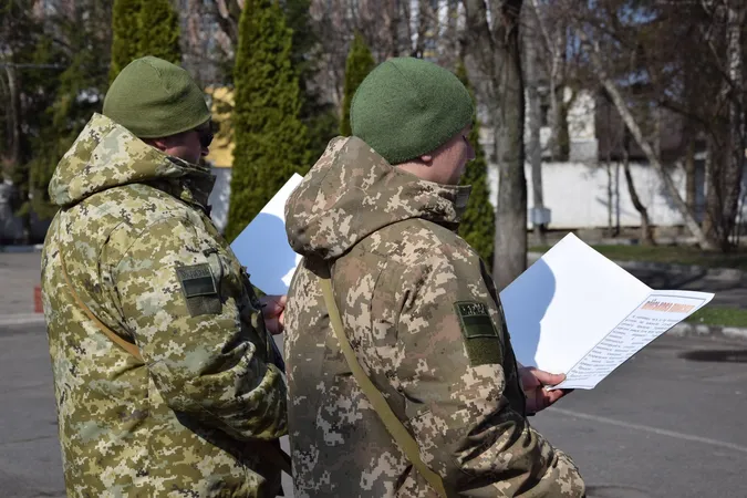 Мобілізовані та контрактники, чоловіки та жінки: у Луцьку склали присягу прикордонники (фото)
