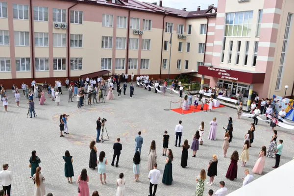 Випускникам луцьких шкіл вручили золоті та срібні медалі (фото)