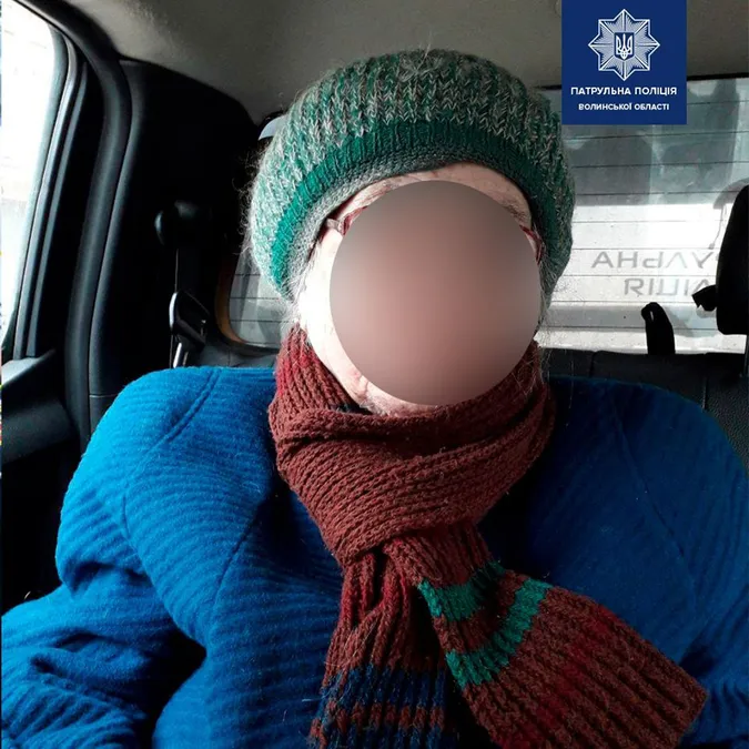 Забула, як звати, і де живе: луцькі патрульні повернули додому пенсіонерку