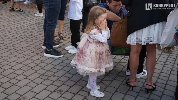 Квіти, дзвоники і діти: як у Луцькому ліцеї №9 відзначили 1 вересня (фото)