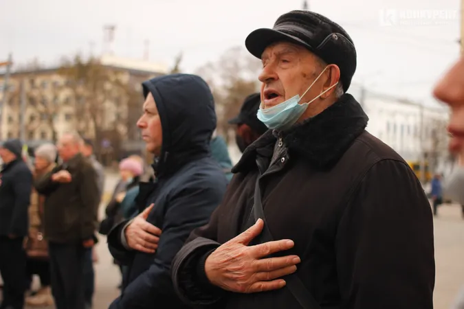 Квіти та сотні людей: у Луцьку вшанували пам'ять героїв Небесної Сотні (фото, відео)