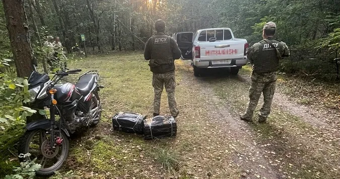 Двоє волинян тягнули до Польщі 4 тисячі пачок сигарет (фото)