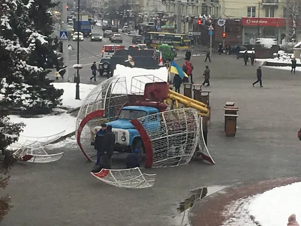 У центрі Луцька монтують новорічну ілюмінацію (ФОТО)