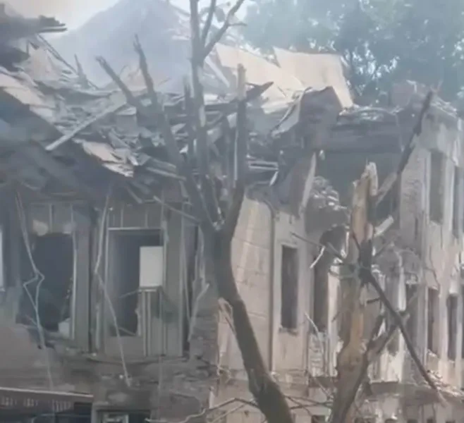 Жахливий прильот: російська ракета влучила в поліклініку Дніпра, є жертви (фото)