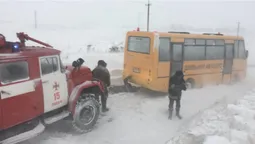 На Волині в кучугурі снігу застряг шкільний автобус (фото, відео)