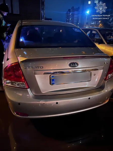 У Луцьку п'яний на KIA задом «поцілував» іншу KIA