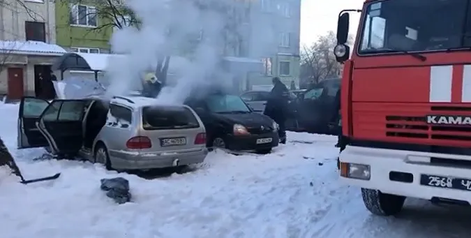 У Володимирі-Волинському вигоріло припарковане у дворі авто (відео)