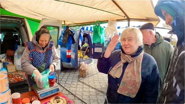 На ринку в Луцьку – шалені черги перед Великоднем: що та за скільки купують (відео)