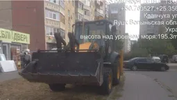 У Луцьку оштрафували водія трактора, припаркованого на траві (фото)