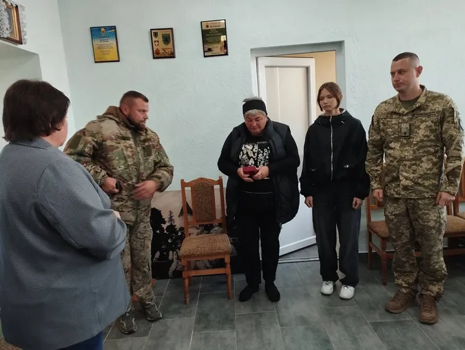Захищав із часів АТО: на Волині рідним полеглого Героя вручили його орден «За мужність» (фото)