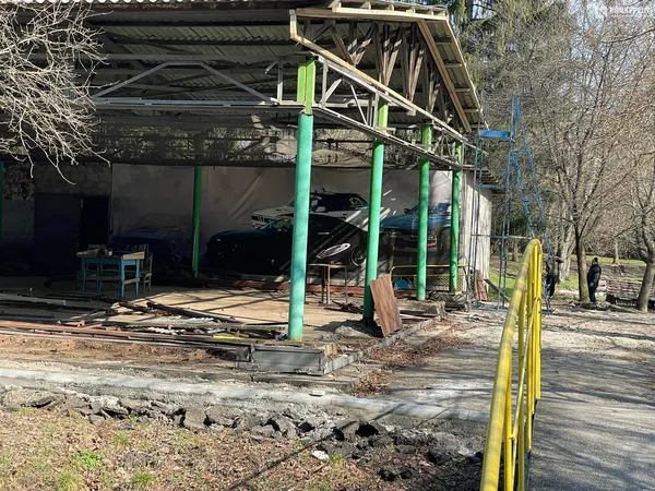 У луцькому парку розбирають атракціони: що відбувається (фото, відео)